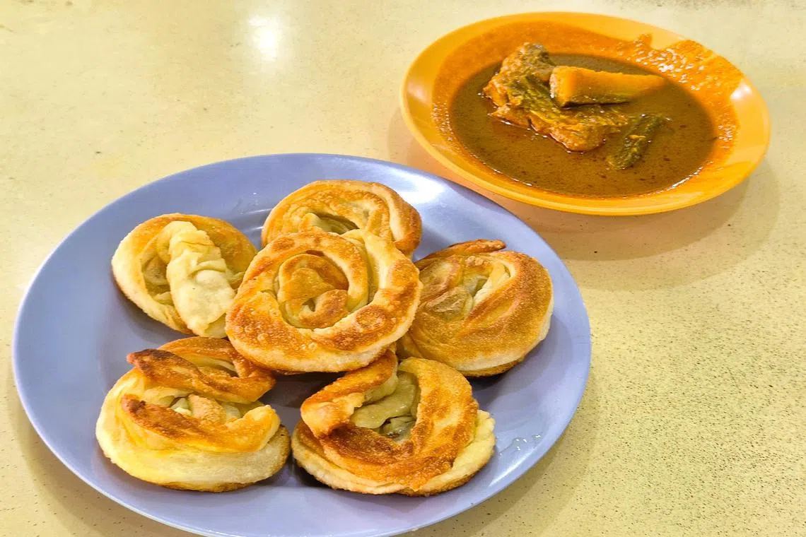 钱币煎饼双面焦脆，散发牛油咸香。（陈爱薇摄）