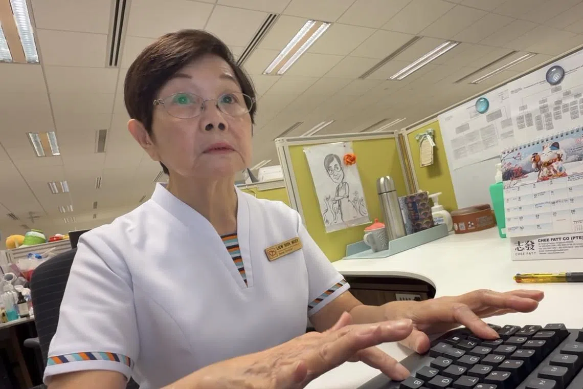 柳惜妹没学过正规的打字方法，她自嘲自己打字时就像鸡啄米，但这并没有妨碍她学习操作电脑。（视频截图）