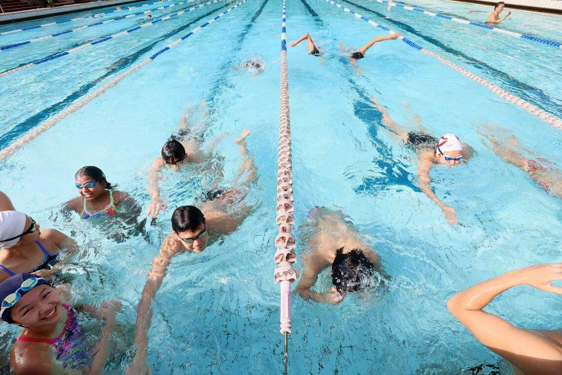 本地游泳爱好者众多，吴多泉若当选，有意举办更多大师级游泳活动。（档案照片）