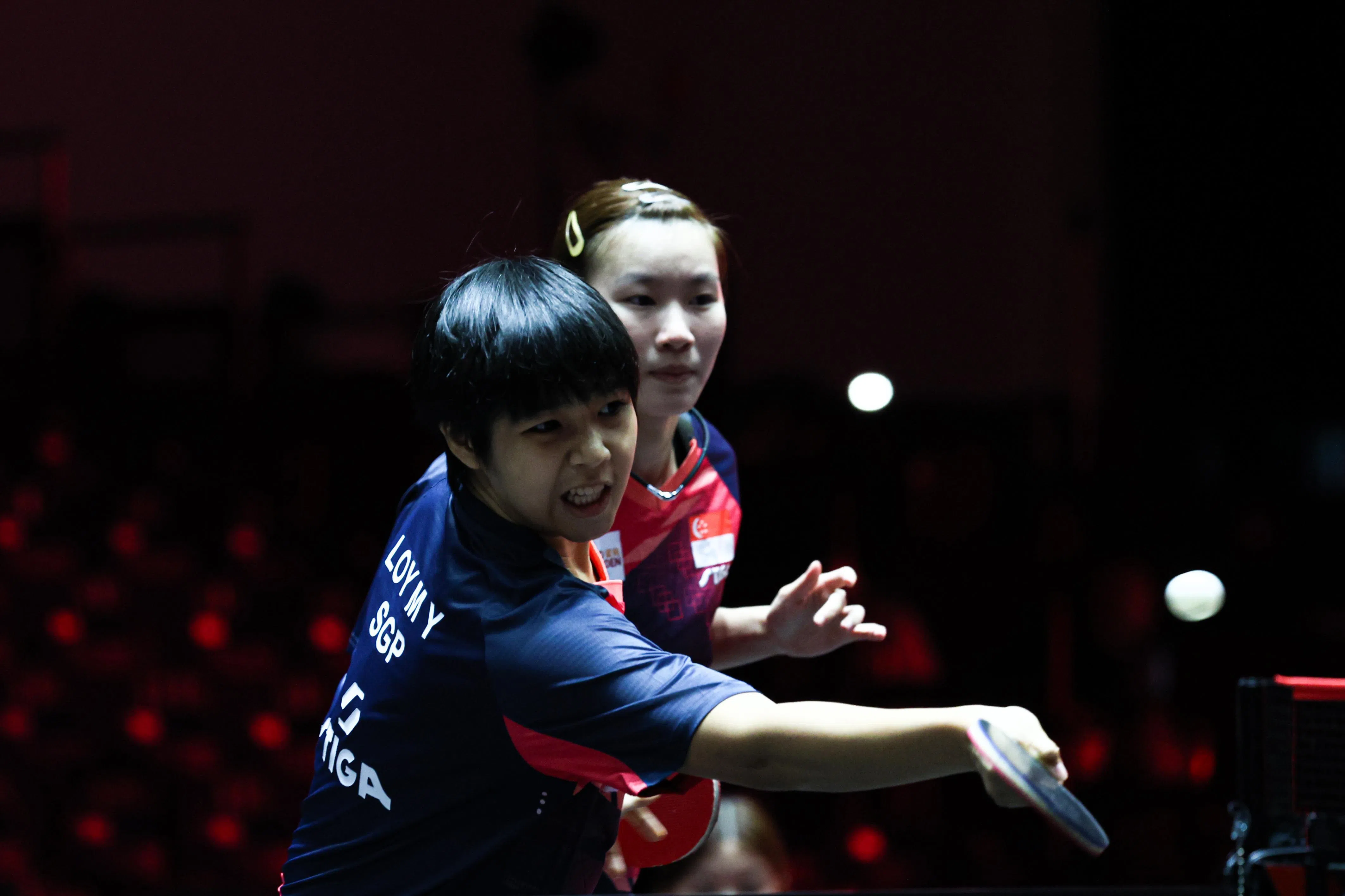 我国年轻组合黎明映（左）／黎嬣萱以3比1击败了更年轻的队友张睿恩／莊紫仙后，双双首次晋级新加坡大满贯正赛任何项目的第二圈。（关俊威摄）