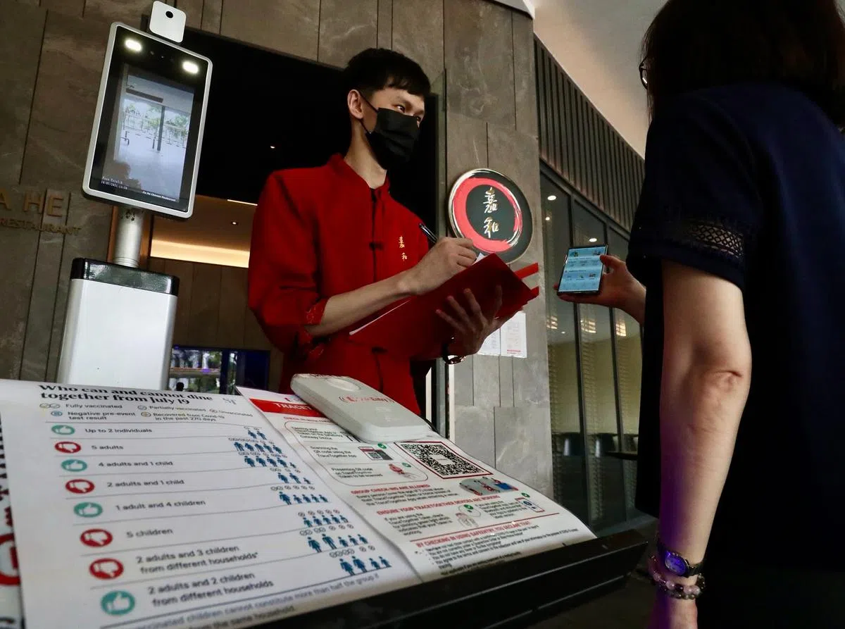 食客在出入餐馆之前须向餐馆出示疫苗证明等相关信息。