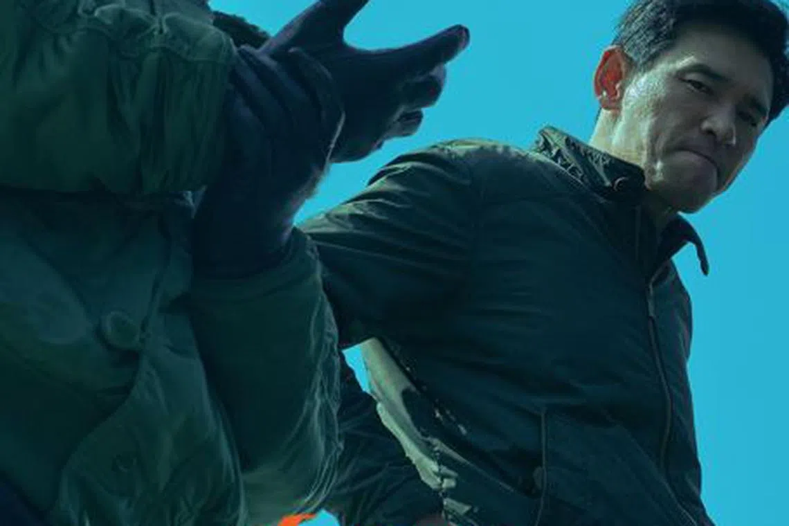 黄晸玟（右）时隔九年演出《辣手警探》续集，高颜值的丁海寅（左）片中挑战反派角色。（Viu提供）