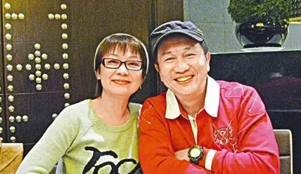 郭锋（右）与太太欧阳佩珊1977年结婚，夫妻俩恩爱数十载，婚后并无儿女。（互联网）