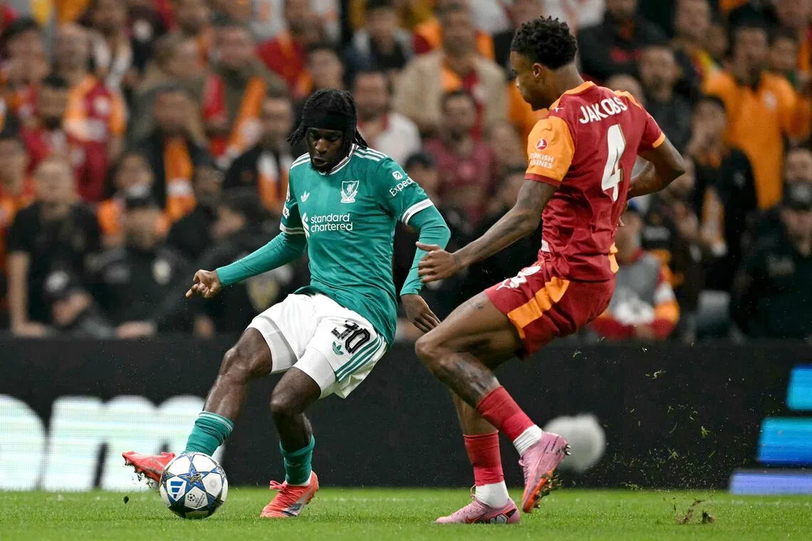 利物浦边卫弗林蓬（左）近来表现不佳，在右路和萨拉赫的进攻空间也有所重叠，主帅斯洛特还须找到平衡之道。（法新社）