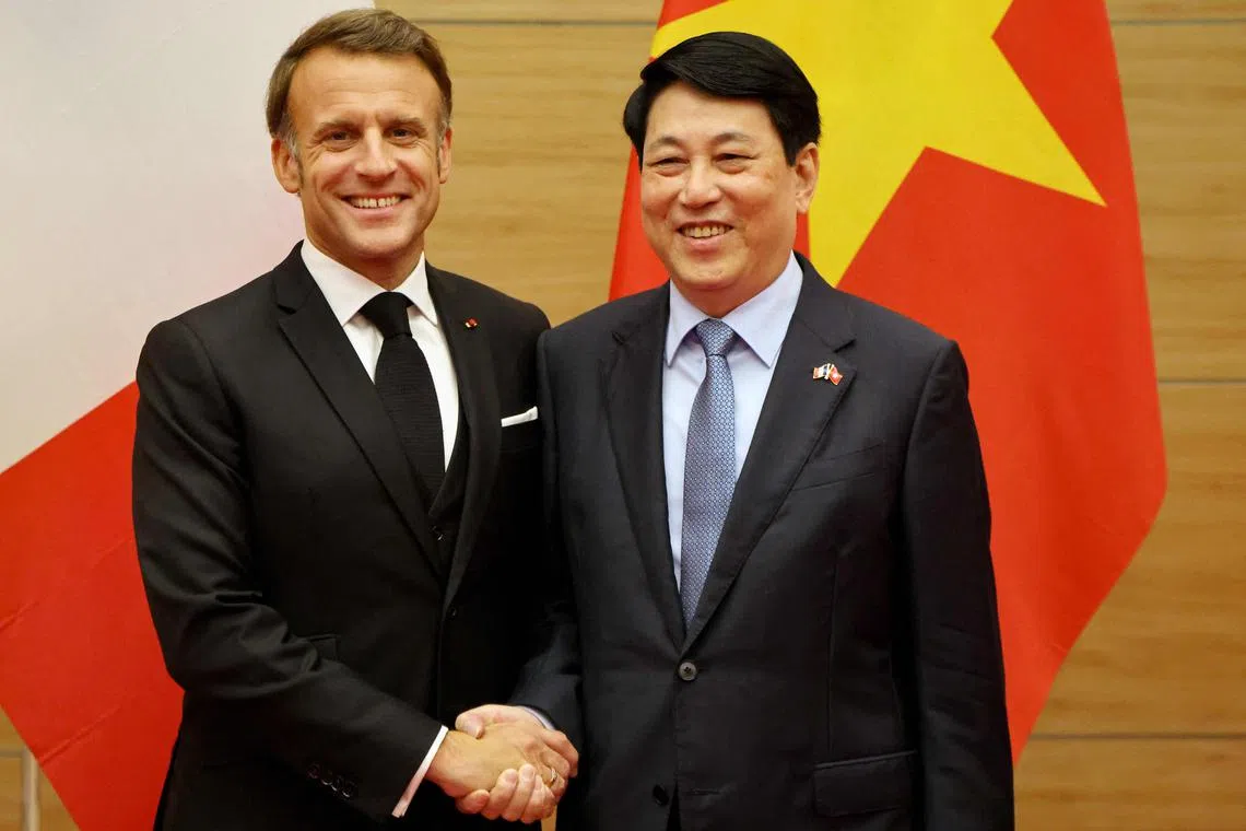 5月26日，越南国家主席梁强（右）在河内国际会议中心举行的国宴上与法国总统马克龙握手。（法新社）