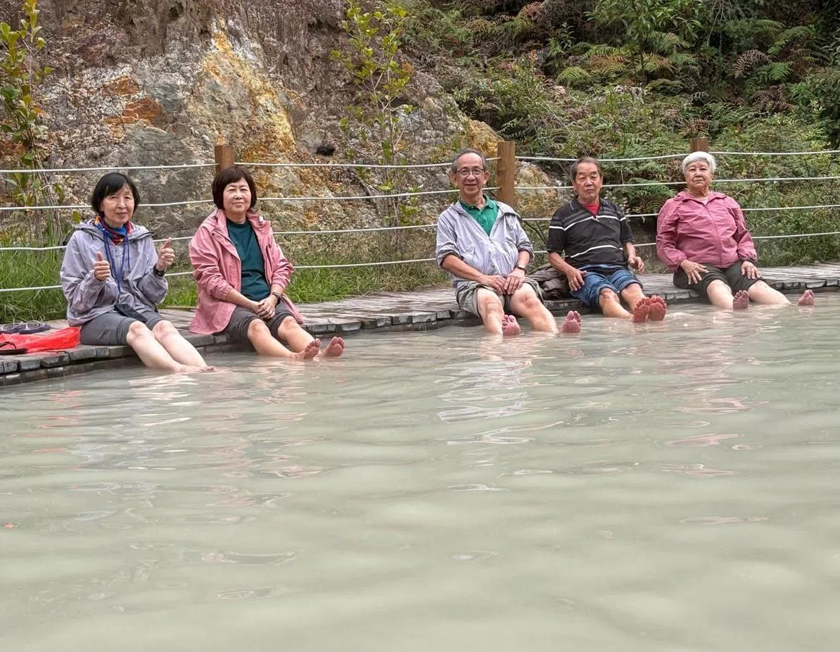 温泉池既可泡脚，也可泡汤。（莞尔摄）