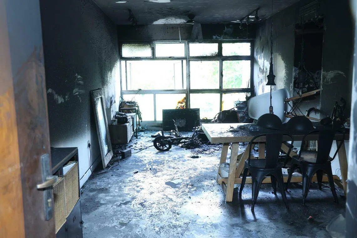 这起火患发生在星期四（5月18日）清晨约6时20分，地点是芬薇路第443C座组屋四楼的一个单位。（邝启聪摄）