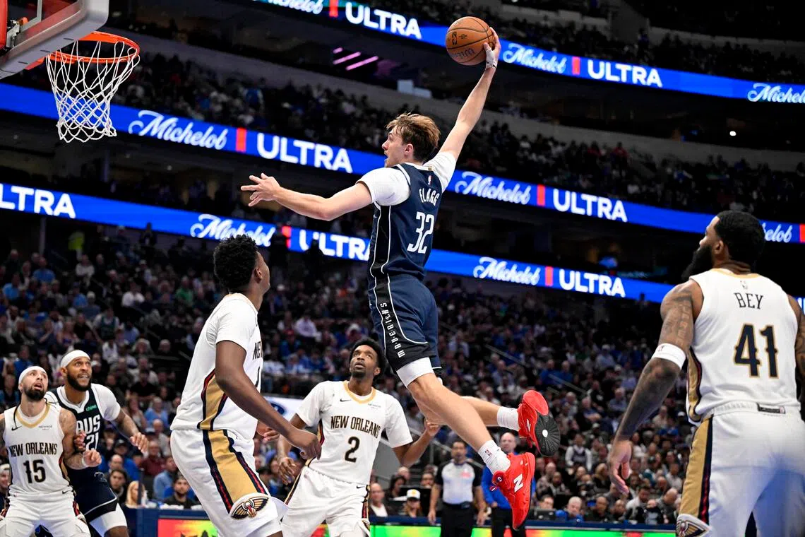 小牛状元弗拉格（32号）在对垒鹈鹕的胜仗中，砍下29分的赛季个人新高。（路透社）