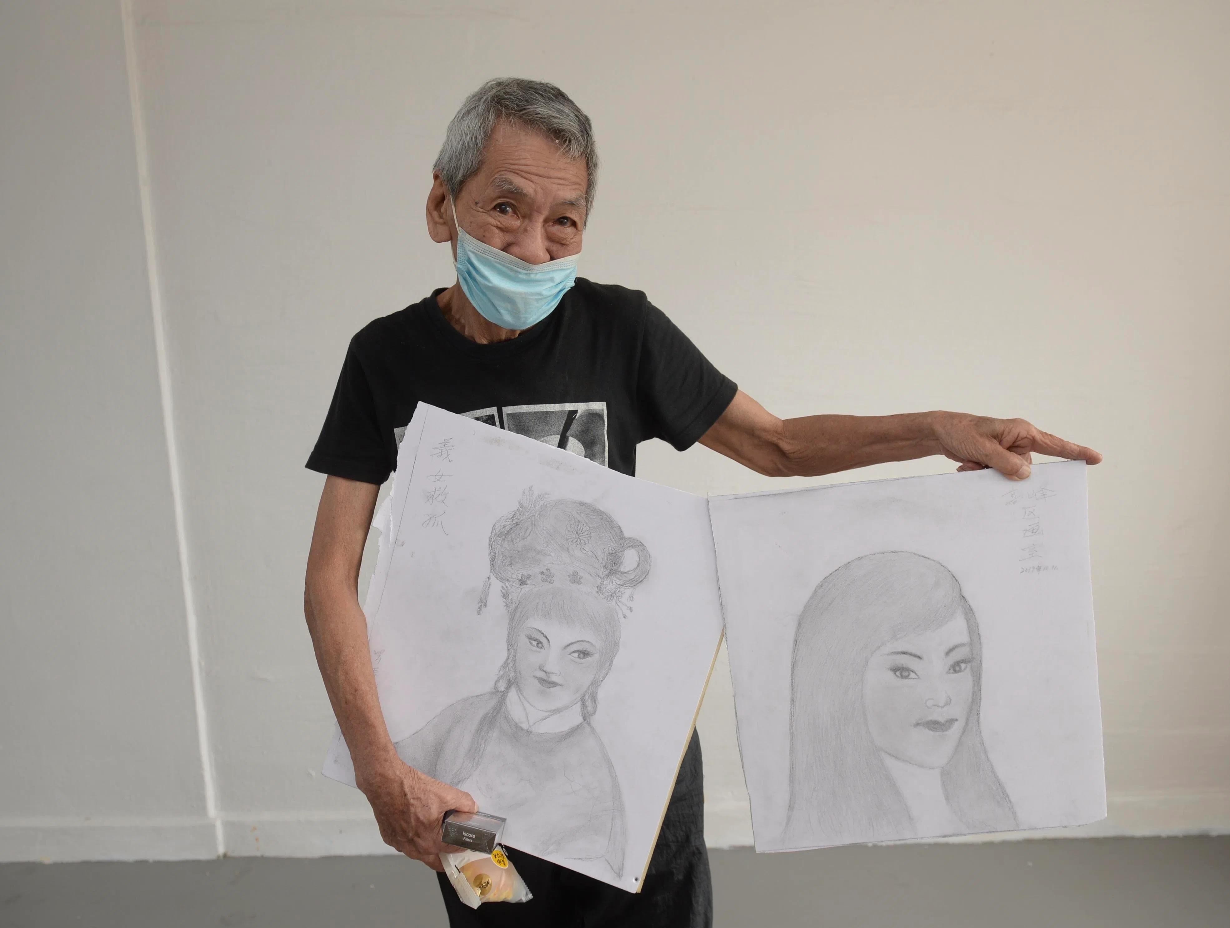 阿叔2020年受访时称他作画的素材不受限制，别人不要的石灰板也能成为他的画纸。（档案照片）