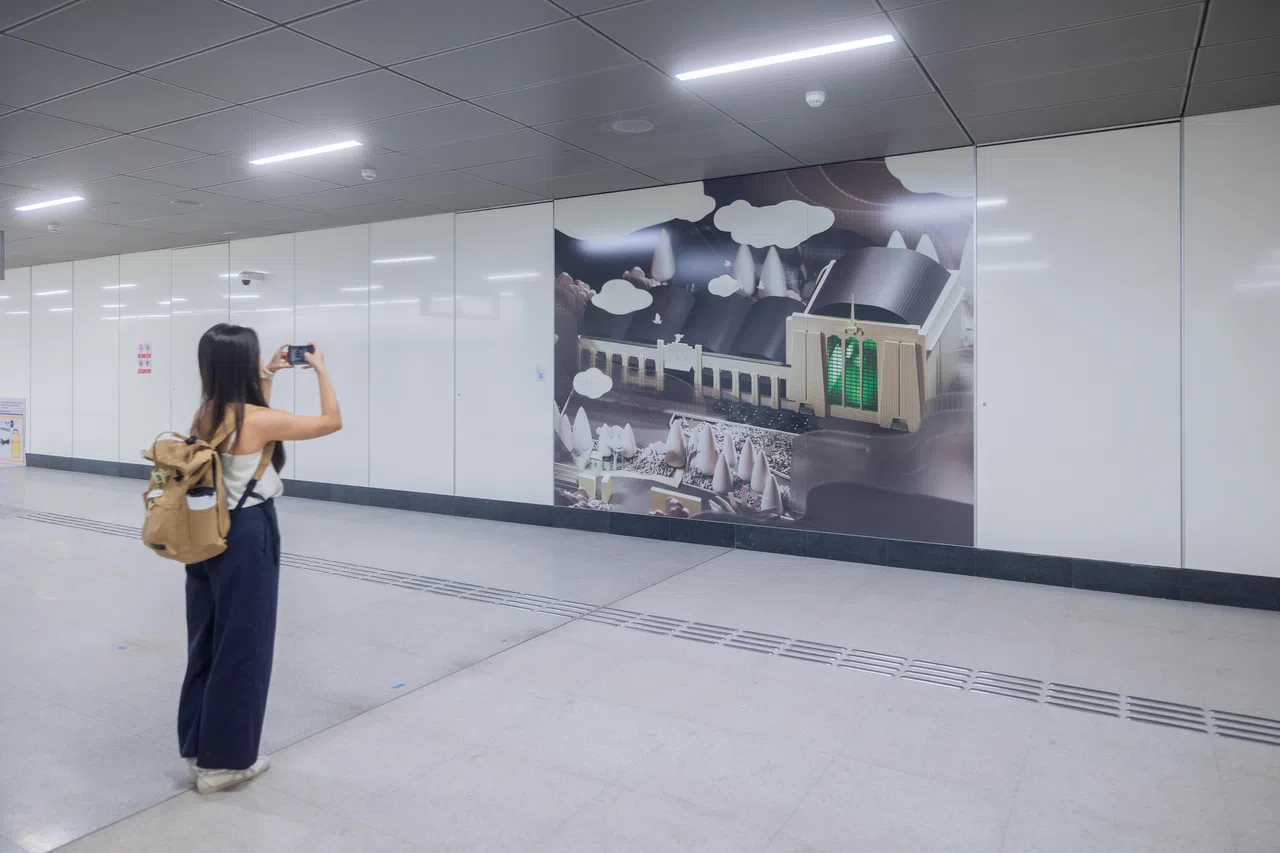 乘客从地面乘坐电动扶梯进入地铁站后，一眼就能看到描绘旧时福特车厂的画作。（吴先邦摄）