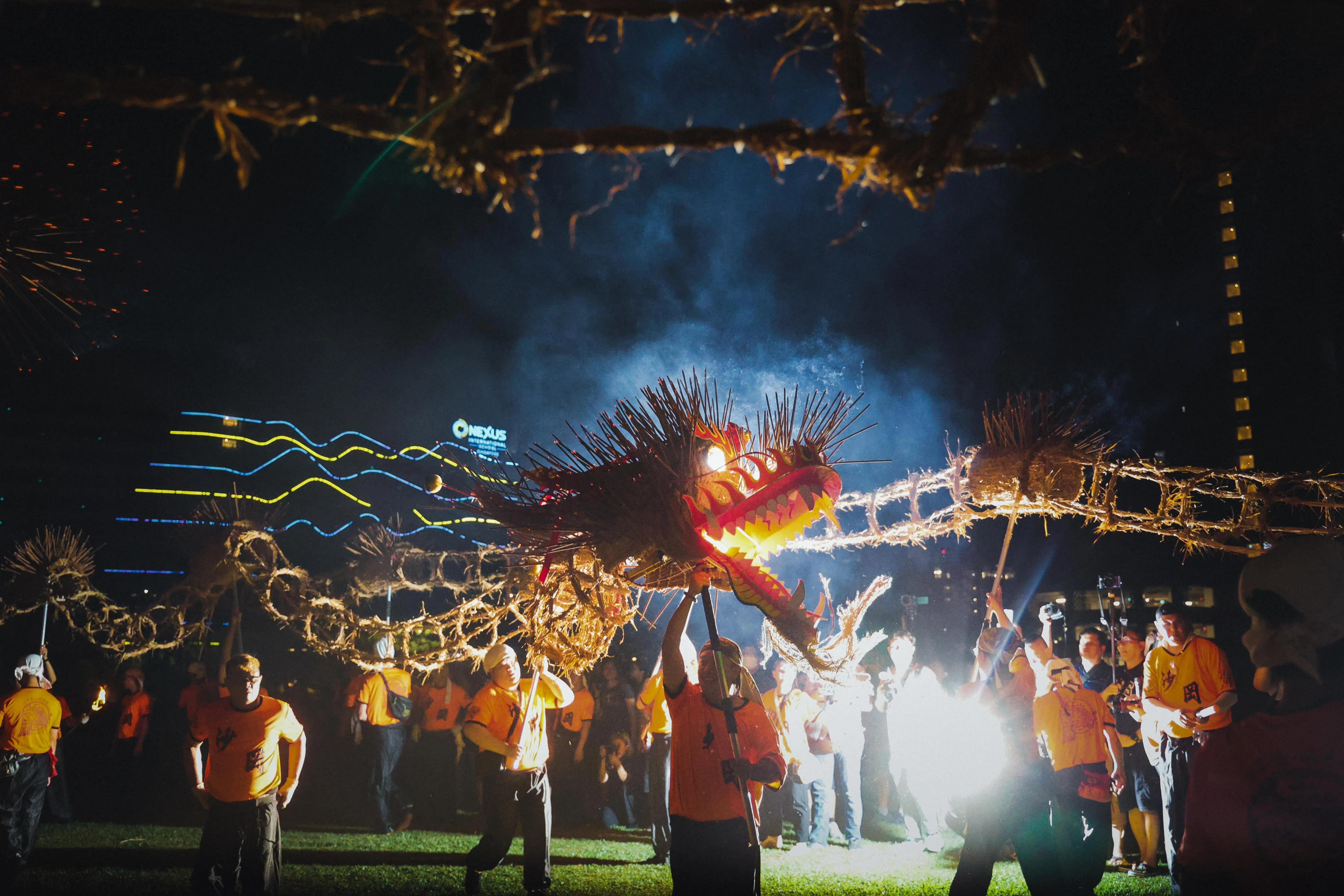 这条本地最长的稻草火龙共有19节，加上持龙珠者，需要20人轮番上阵舞动，前后动员近80人，场面浩大。（张俊杰摄）