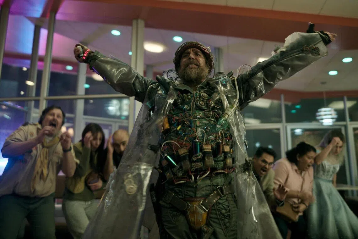 来自未来的Sam Rockwell（前）在一家餐馆召集六名食客对抗AI危机。（邵氏机构提供）