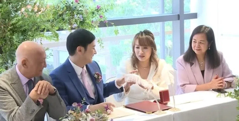 李泳豪（左二）和妻子（右二）的婚礼，只有李家鼎（左一）出席，施明和李泳汉都缺席。（取自李泳豪IG）