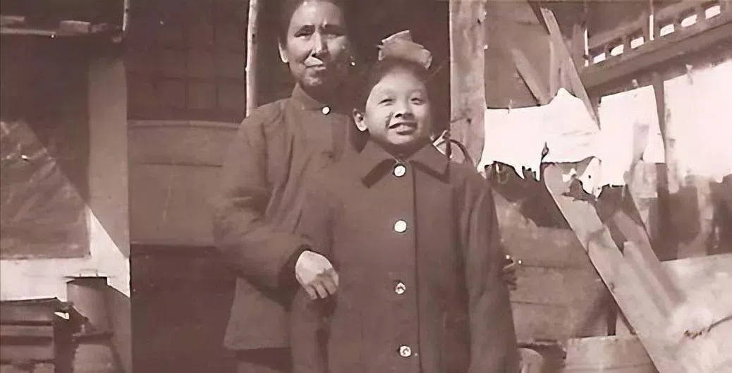 韩红（右）儿时与奶奶合影。（互联网）