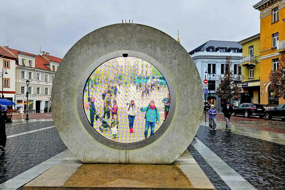 维尔纽斯市政厅广场，让跨城陌生人搭起桥梁的科技艺术装置“Portal”。（客桑摄）