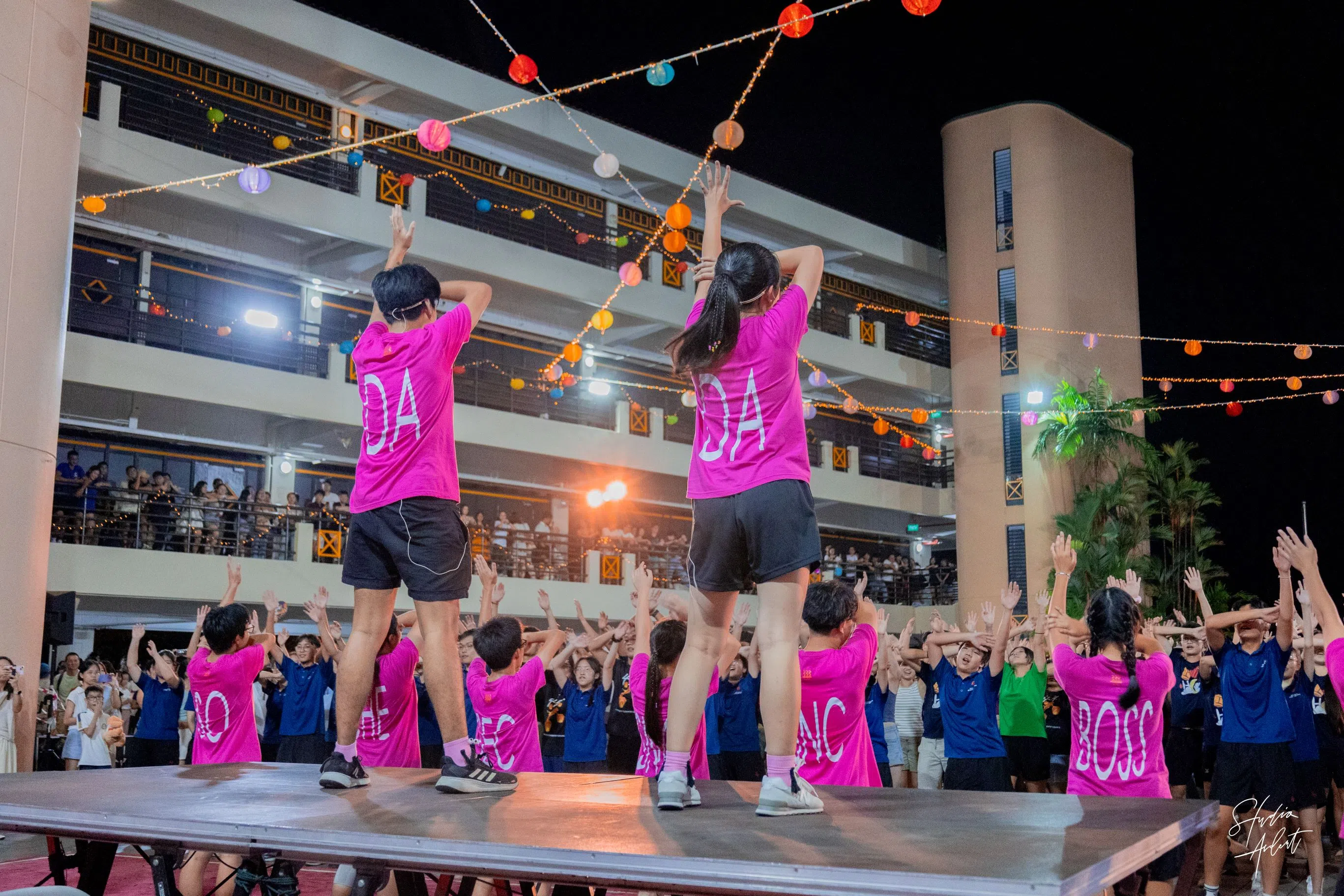  华中人在歌舞和口号中焕发年轻人的朝气和风采。（华中摄影学会提供）