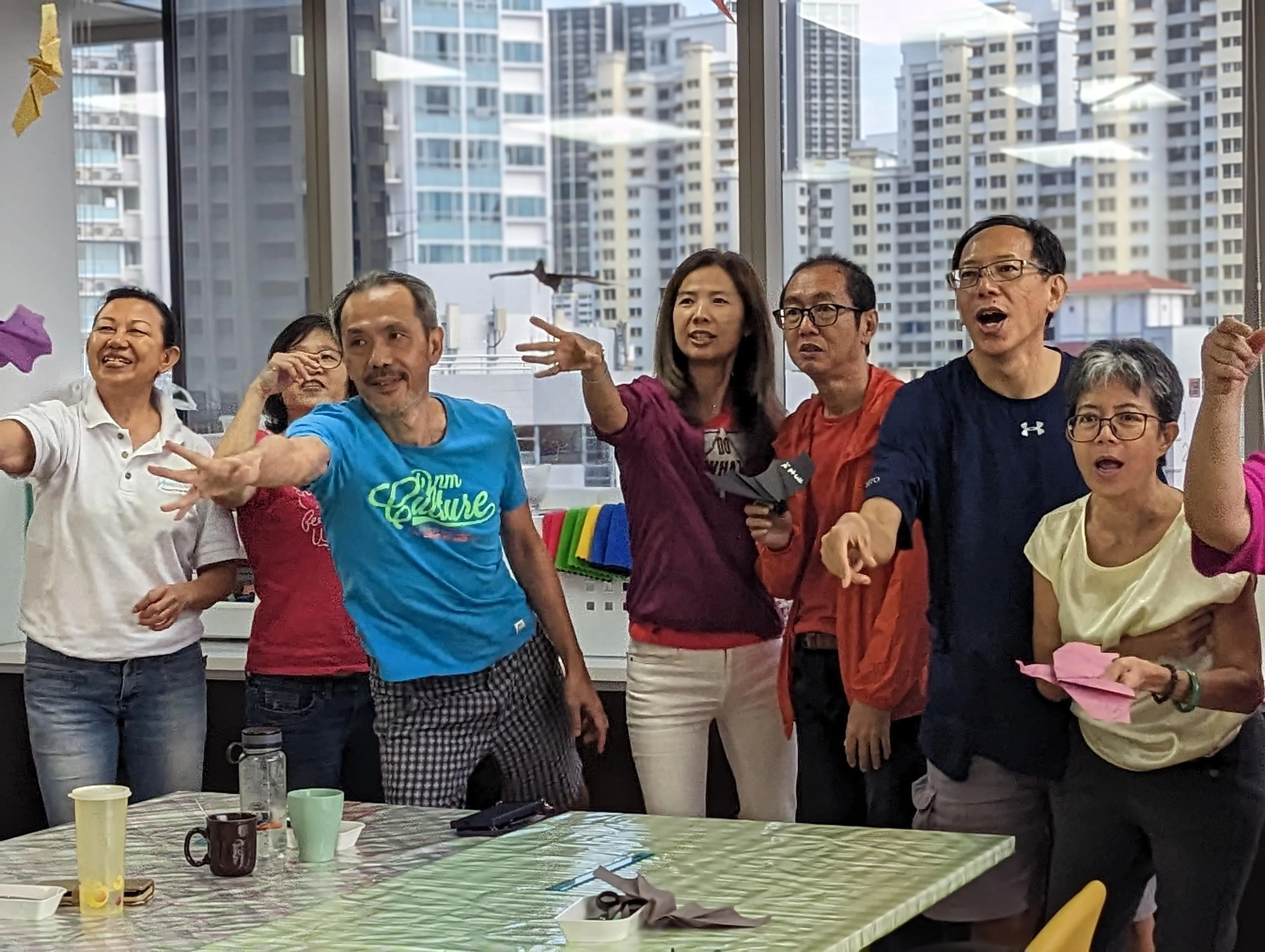 新加坡失智症机构去年1月专门为年轻型失智症患者开办社交俱乐部，定期举办活动，鼓励患者参与，因为维持活跃社交有助延缓病情恶化。（杨雯婷摄）