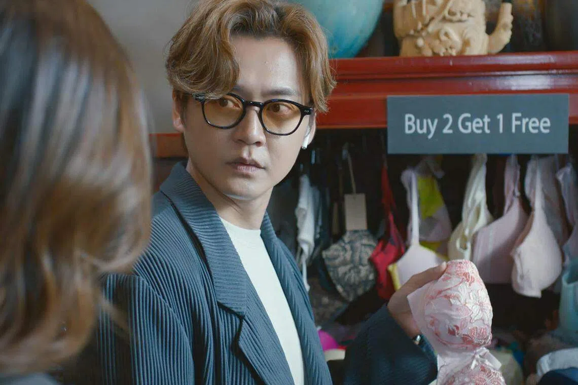 张振朗一人分饰两角，由于丁一骏（图）的头发是金黄色，曲行云黑发，他在拍《灵戏逼人》时经常须要喷黑头发和洗头。（互联网）