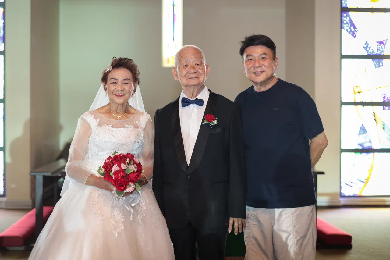 梁志强（右）请父母为贺岁片《AI拼才会赢》亲情客串，为两老留下美丽记录。（档案照）