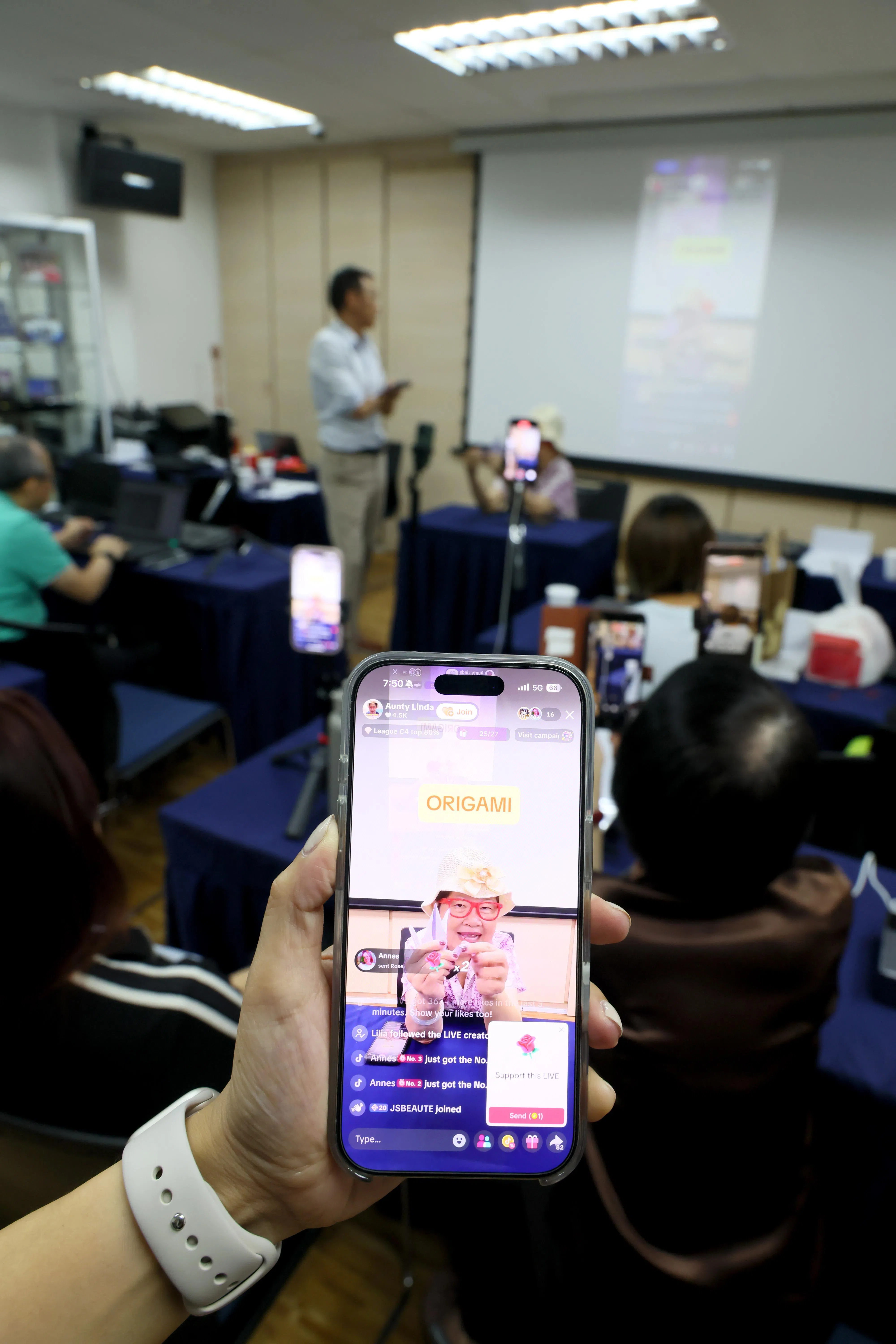 罗芍雰每周会到直播课堂分享经验，示范直播过程。（龙国雄摄）