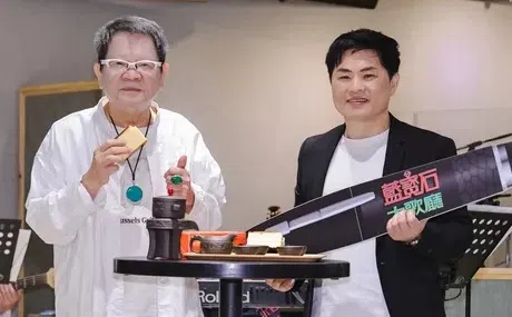 郑进一和金曲歌王苏明渊合体为“2025真爱秀·蓝宝石大歌厅”演唱会进行彩排。（互联网）