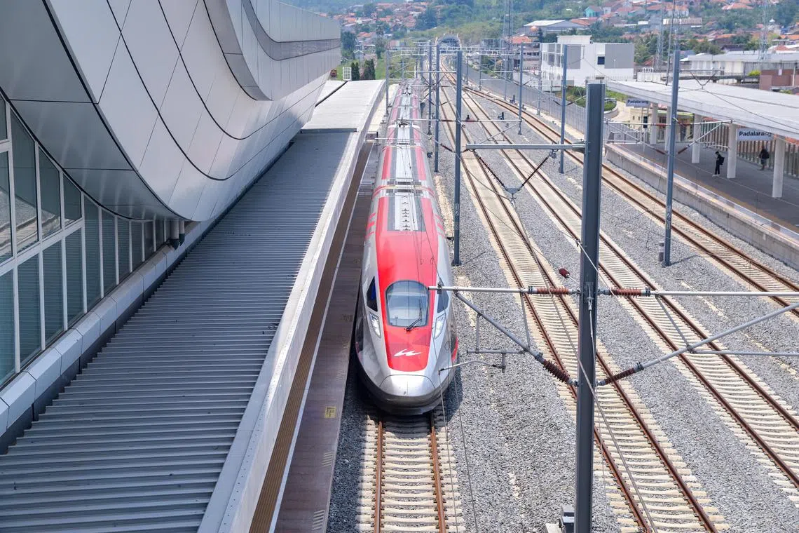 10月17日，一列雅万高铁高速动车组驶入印度尼西亚帕达拉朗站（Padalarang）。这条铁路由中国和印尼共同承建。（新华社）