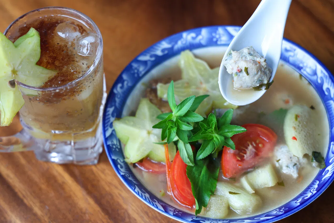 杨桃鱼圆酸汤中的鱼圆是Hue以巴当鱼自制而成。（林明顺摄）