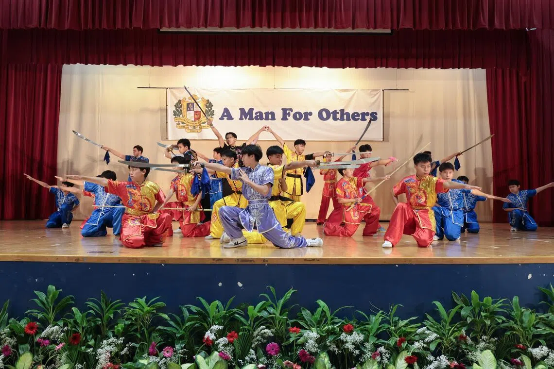 蒙福学生星期六（4月25日）在蒙福中小学110周年校庆活动上呈献武术表演。（蒙福中小学提供）