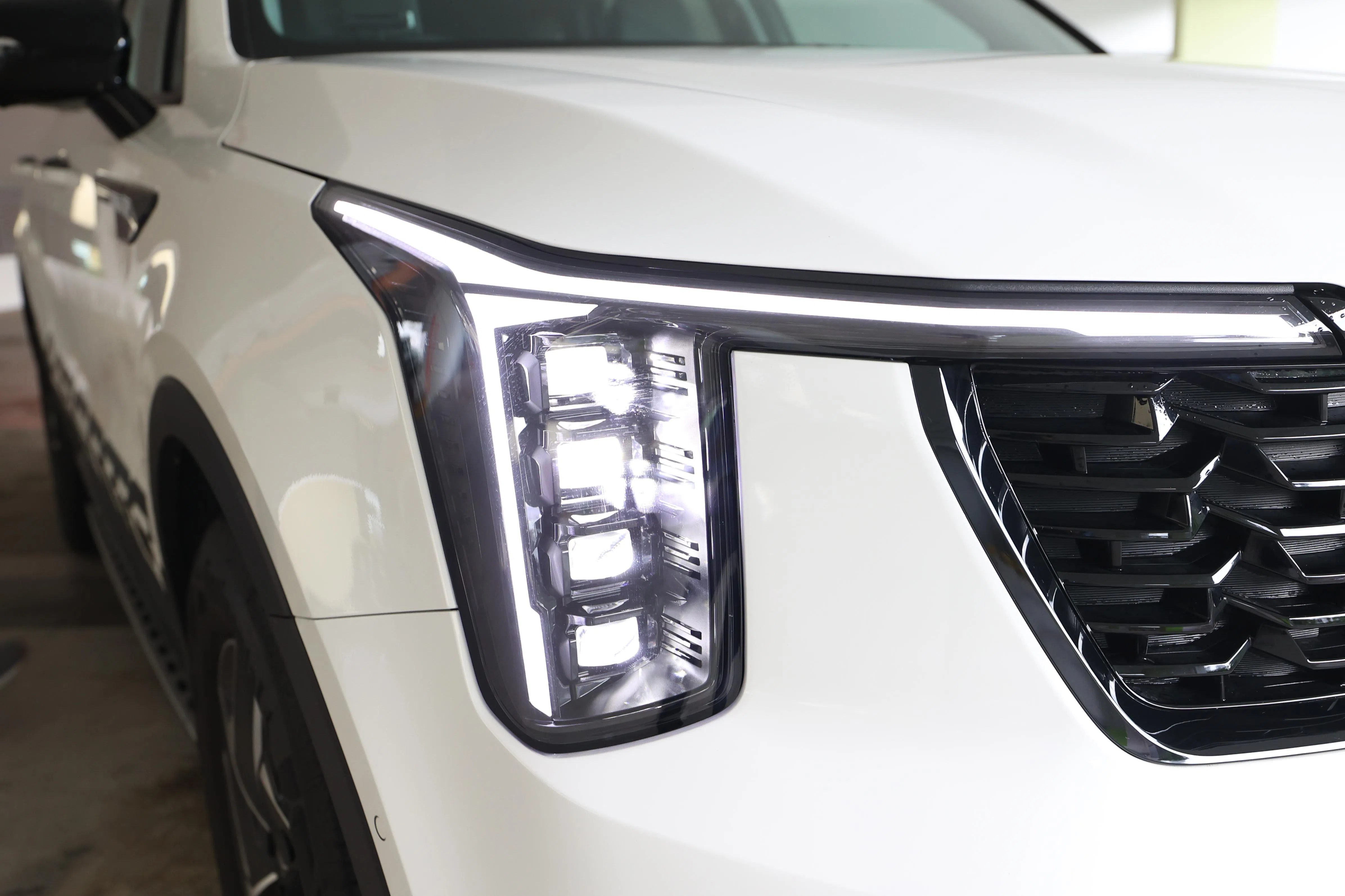 前脸采用竖直排列的大灯，上方是T形日间行车灯。（唐家鸿摄）