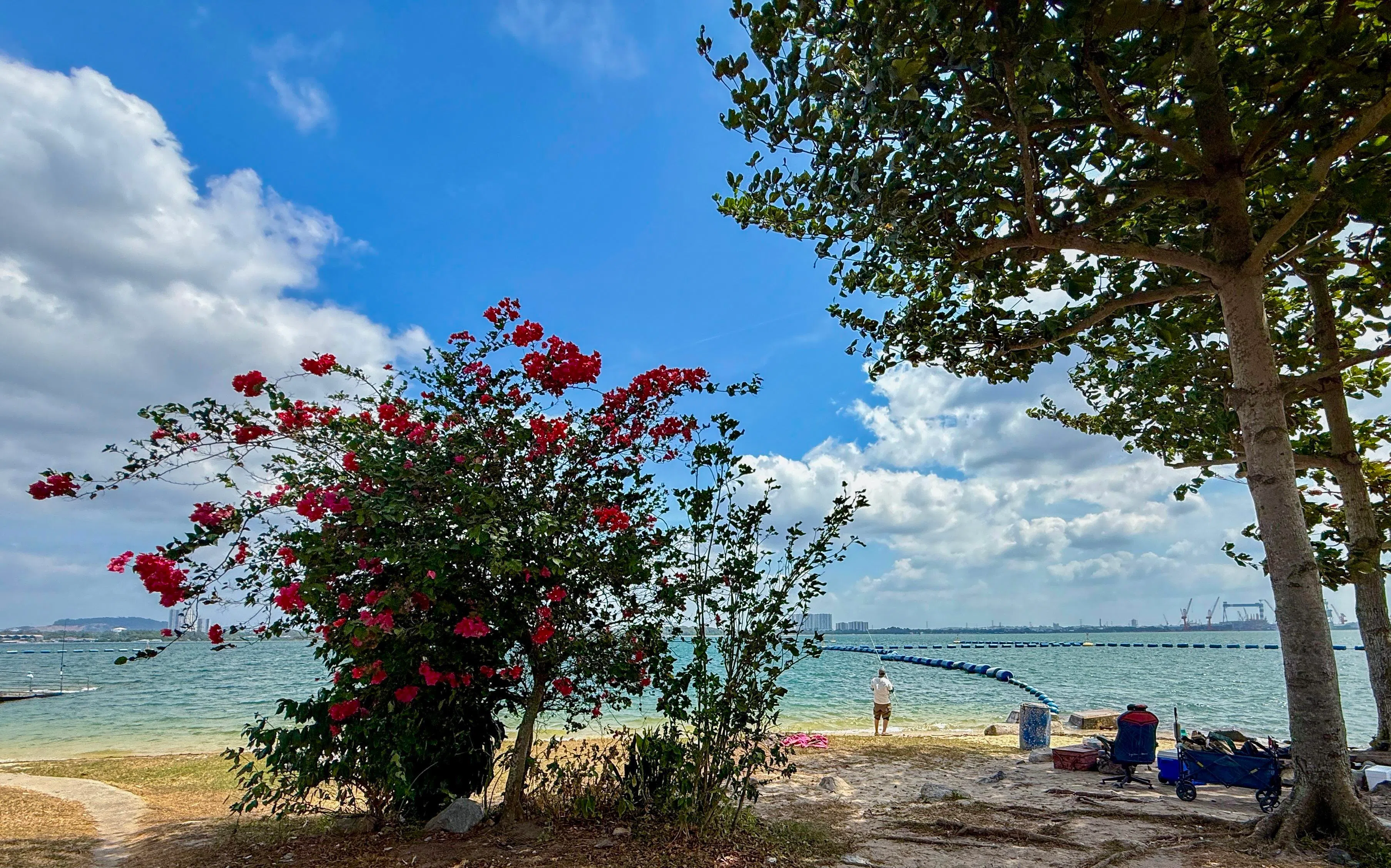 新邦基里（Simpang Kiri）公园连道，尽头是开阔海景。（陈映蓁摄）