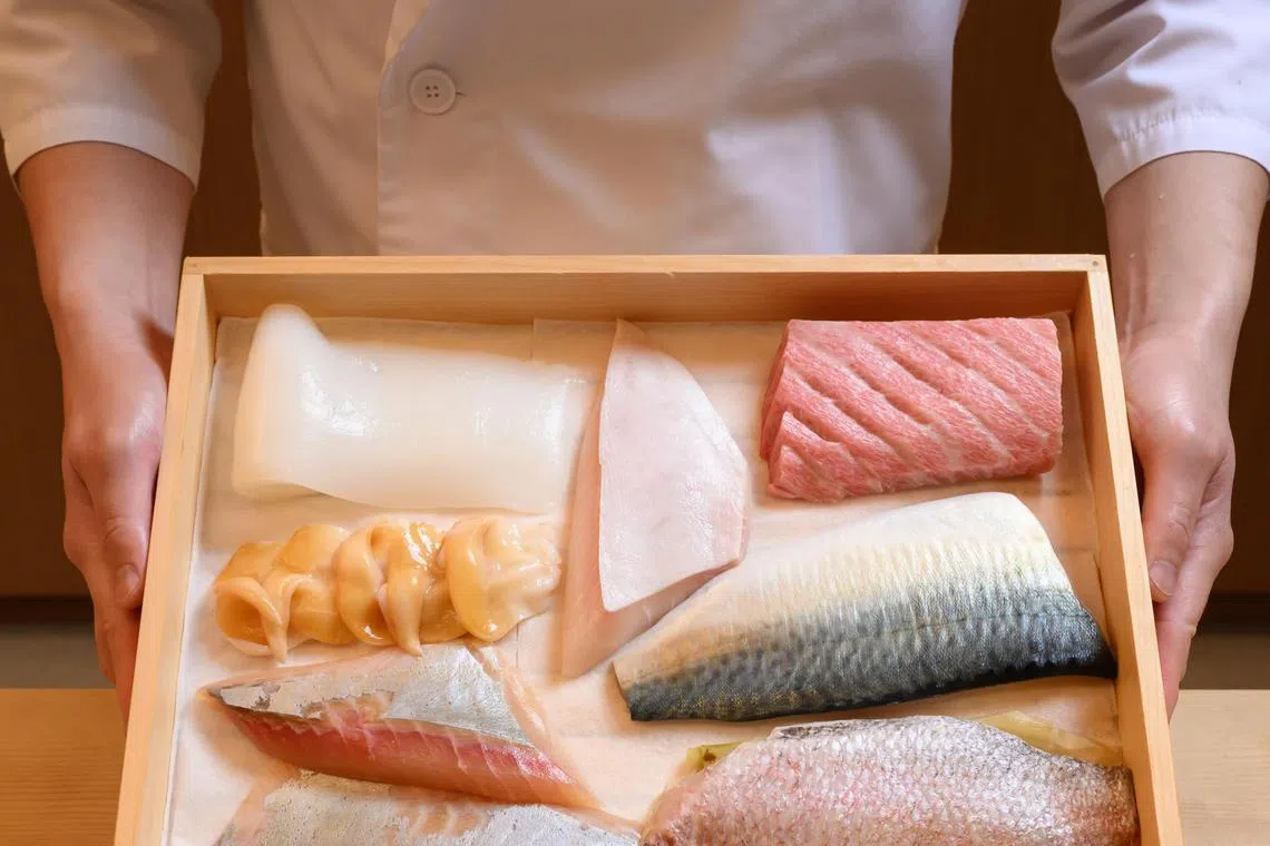 Sushi Kawasemi每周四次从日本空运海产至新加坡，采用湿式熟成（jukusei）与一夜干（ichiyaboshi）传统技艺，让海产在最佳时刻绽放出深邃丰富的滋味。