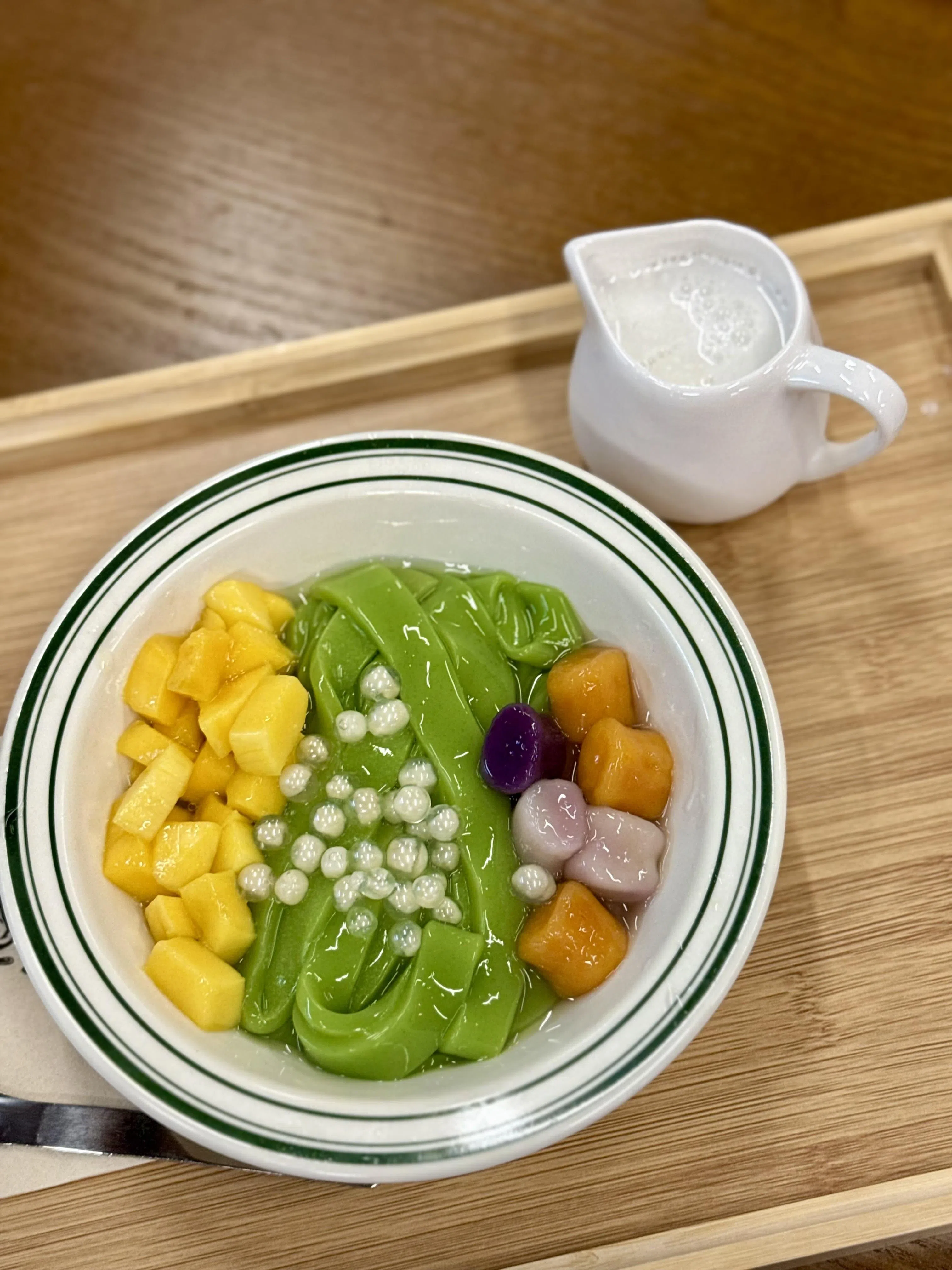 甜馨糖水铺的班兰河粉以班兰叶汁制作，色泽翠绿，带有淡淡椰香，养眼又美味。（叶晓虹摄）