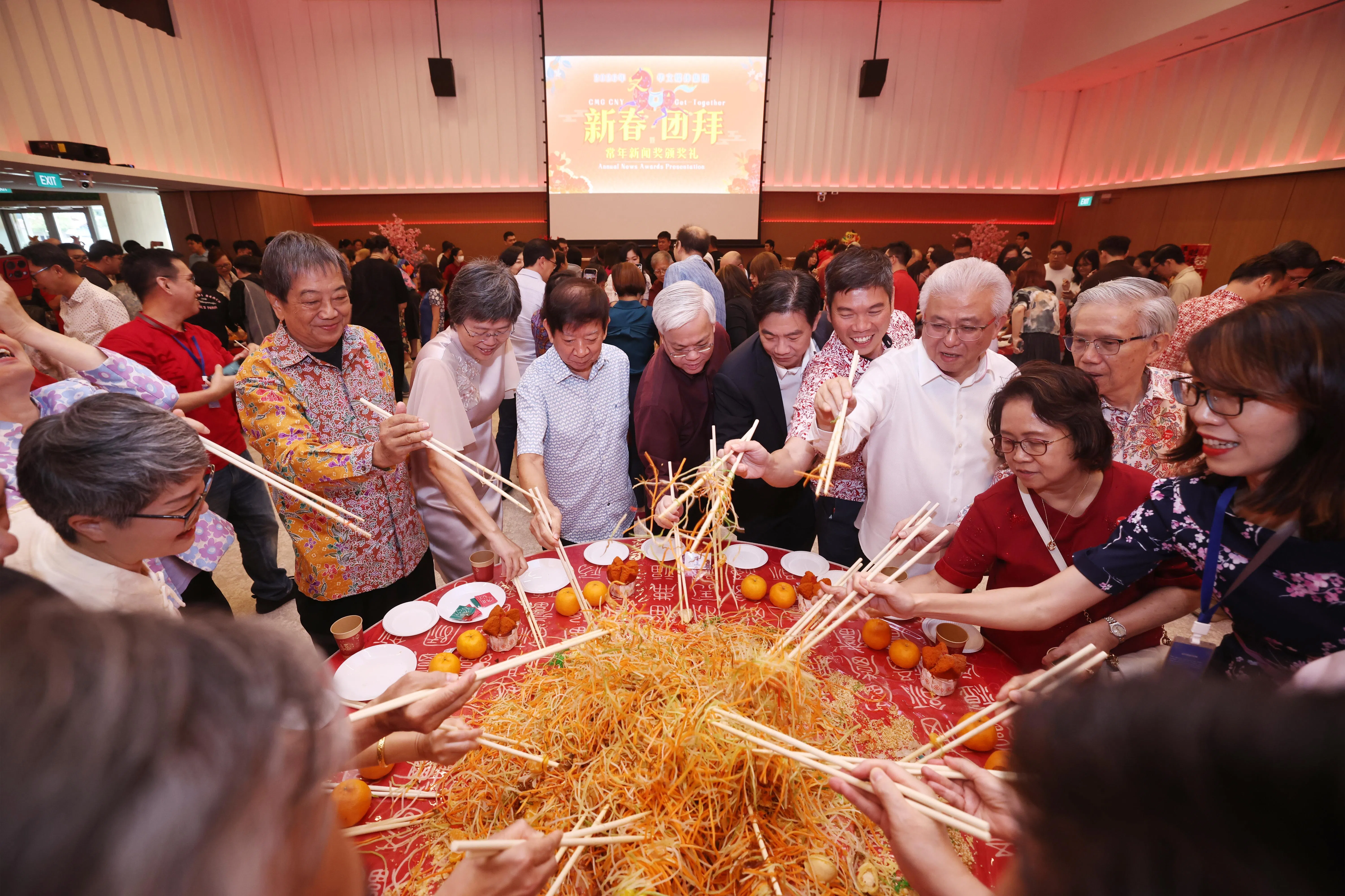 《联合早报》前总编辑林任君（左三起）、新报业媒体华文媒体集团社长李慧玲、新报业媒体信托主席许文远、新报业媒体首席执行官陈英杰和受邀嘉宾，星期五（2月27日）在华文媒体集团新春团拜暨2025年常年新闻奖颁奖礼上，一起捞鱼生，庆祝农历新年。（陈渊庄摄）