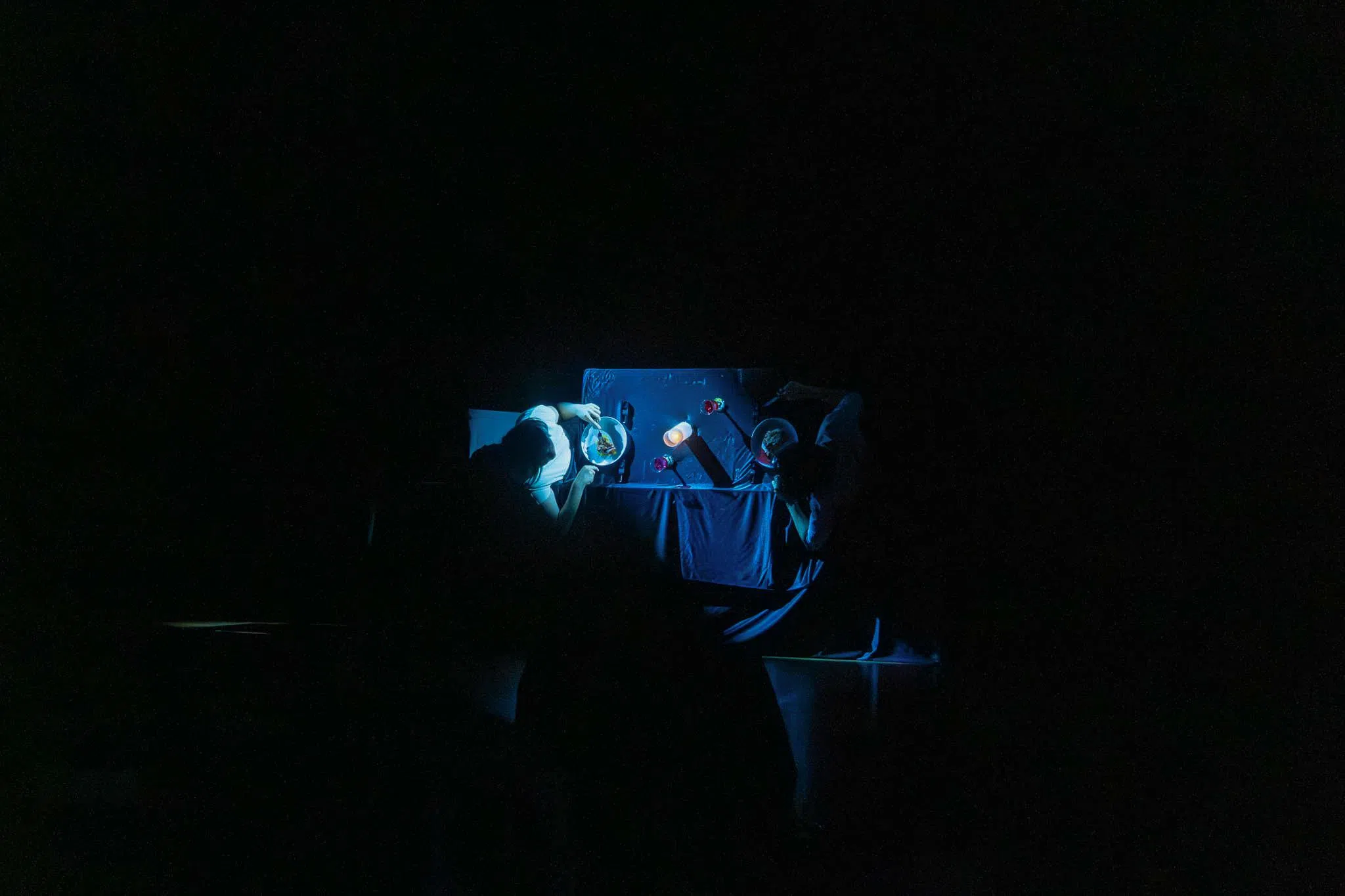 义安华戏尝试将舞台布景与演员整体横向翻转，营造俯拍视角，呈现男女主角的烛光晚餐场景。（义安理工学院摄影部）