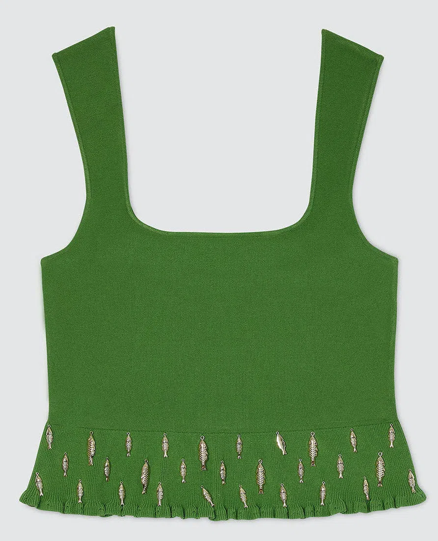 Sandro的铜鱼儿吊饰垂挂在上衣衣摆，宛如鱼儿上钩。（取自Sandro官网）