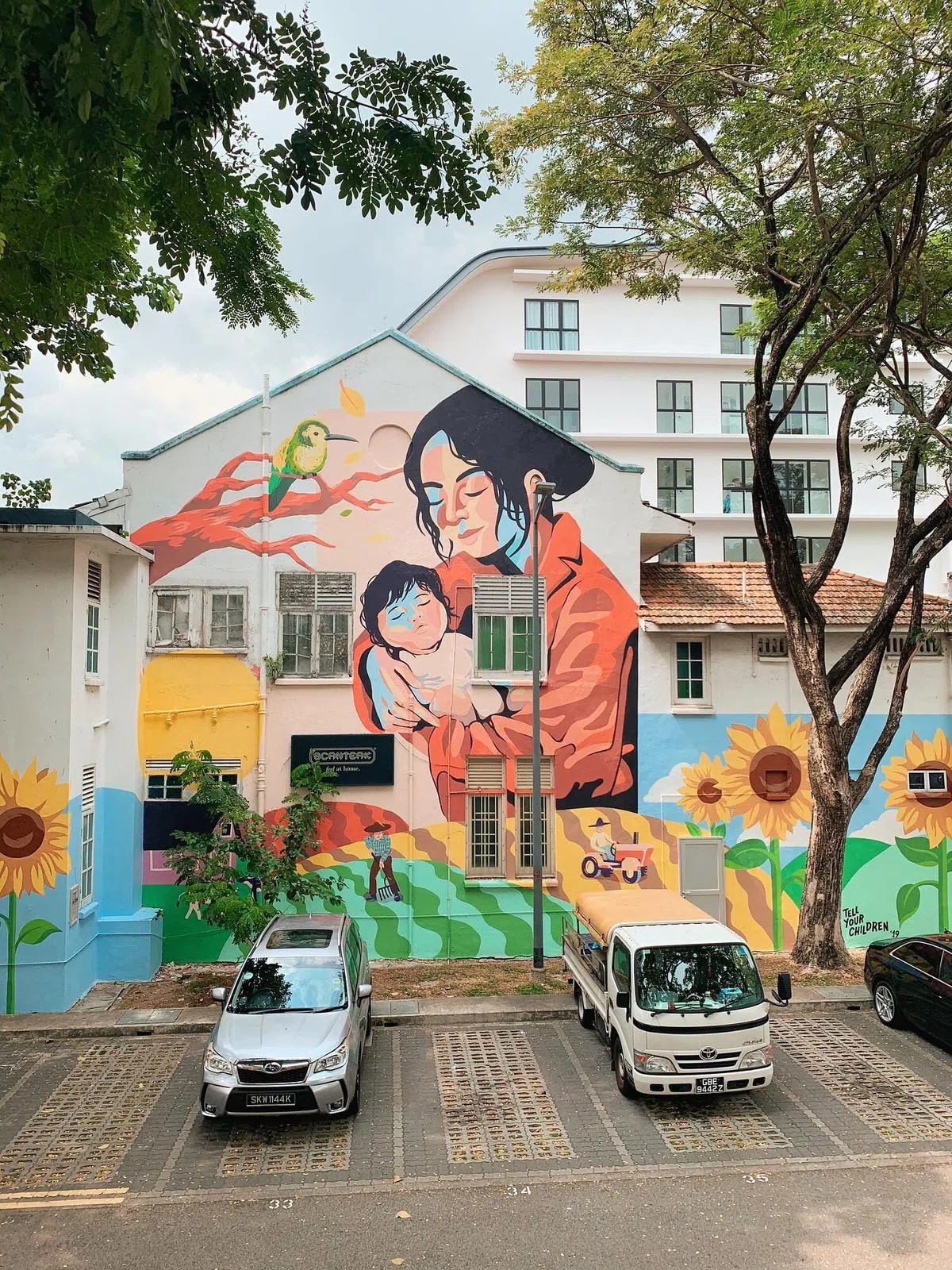 2019年为加东如切艺术区创作的壁画“Life and Healing”，以温柔色调表达人文关怀。