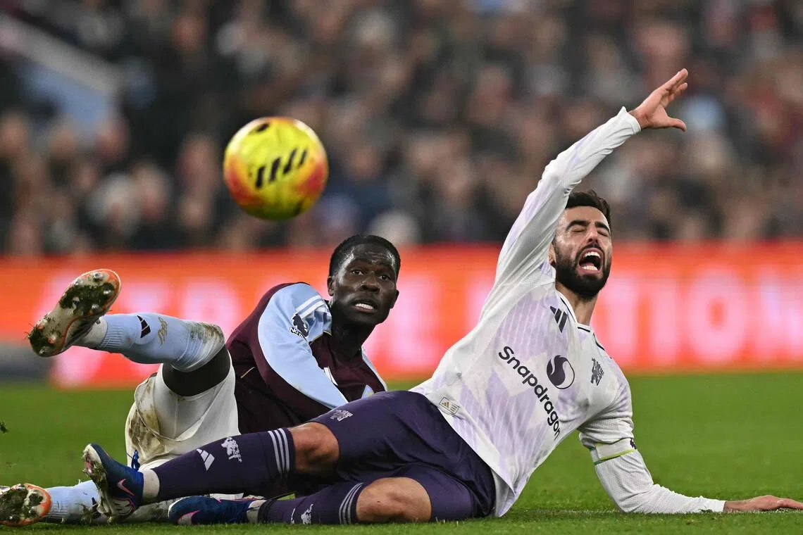 31岁的曼联中场核心费尔南德斯（白衣）遭遇软组织伤病，恐怕会缺席多场比赛，让球队面临更严峻的人手短缺问题。（法新社）