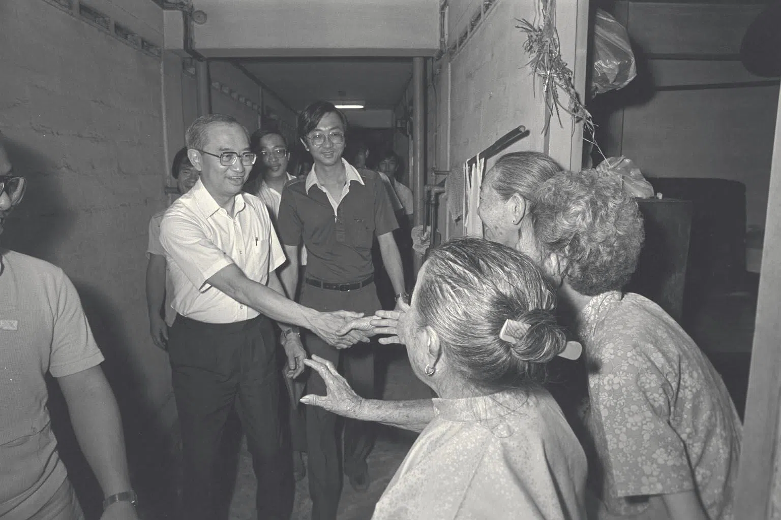 胡赐道58岁才踏入政坛，在牛车水区竞选。图为他在选举期间到硕莪巷的租赁组屋同年长选民见面。（档案照片）