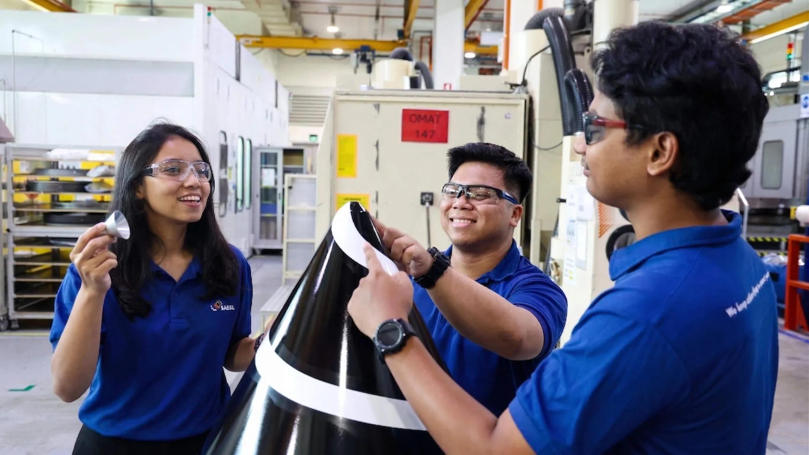 努鲁（左一）与SAESL的同事们一起努力，确保数百万乘客的旅程安全且可靠。（SAESL提供）