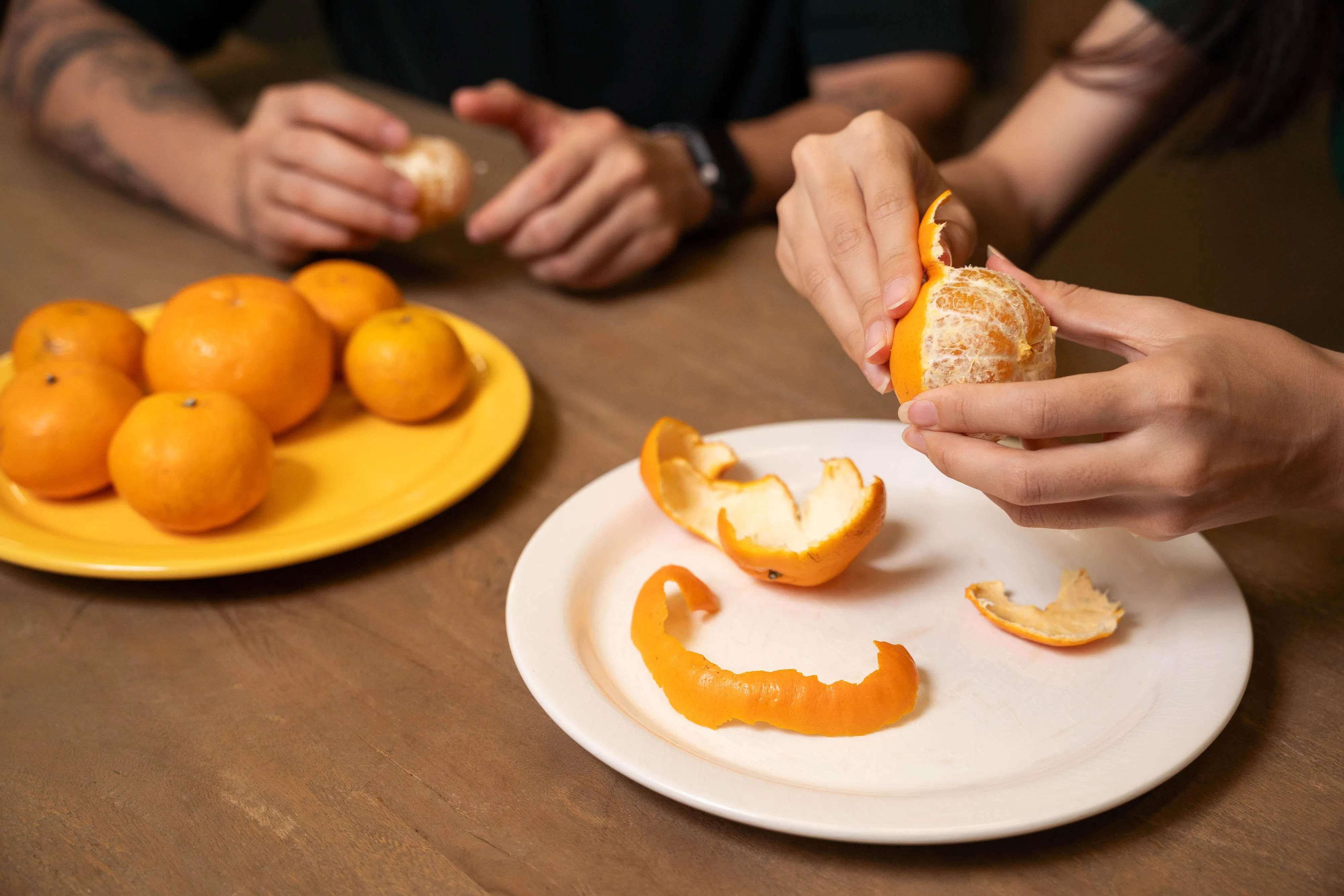 年柑果皮晒干做成陈皮，加醋浸泡可做成天然清洁剂，放入清水煮滚再装进喷雾瓶，就能用来清洗厨房，有一定去油功效。（特约摄影张荣摄）