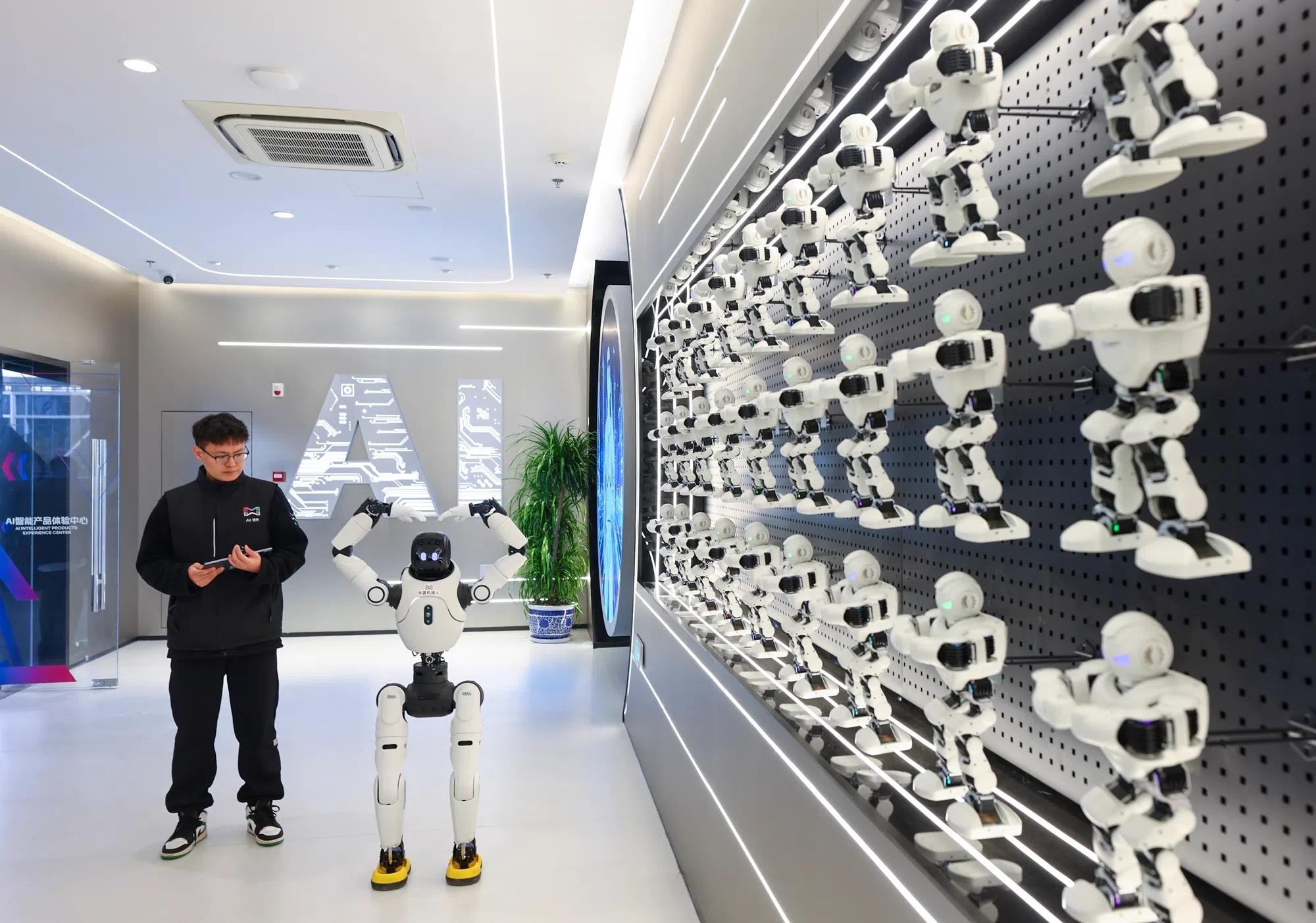 在AI·镜界—南京人工智能生态街区“AI·模坊”南京智能体集散中心内，智能机器人作展示。（南京市委宣传部提供）