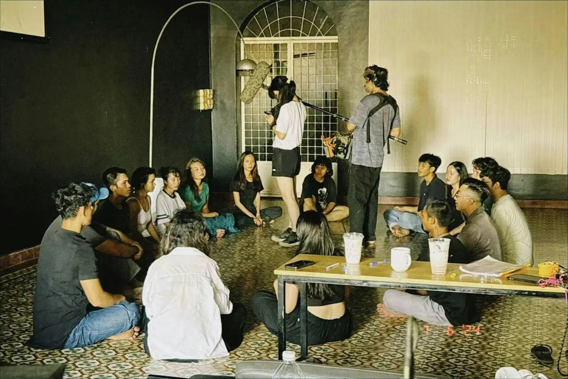 赖宇晴与摄制团队在金边拍摄现场。（互联网）