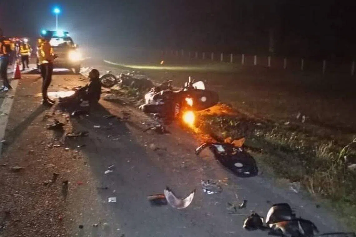 车祸发生后，电单车零件和碎片散落一地。（取自网络）