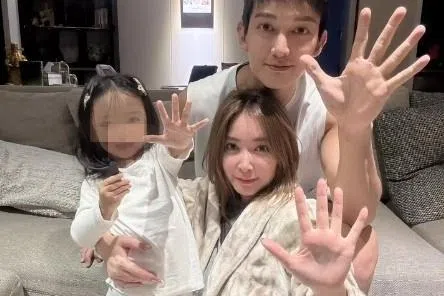 家人是许维恩（中）术后的最大精神支柱。（截图自许维恩IG）