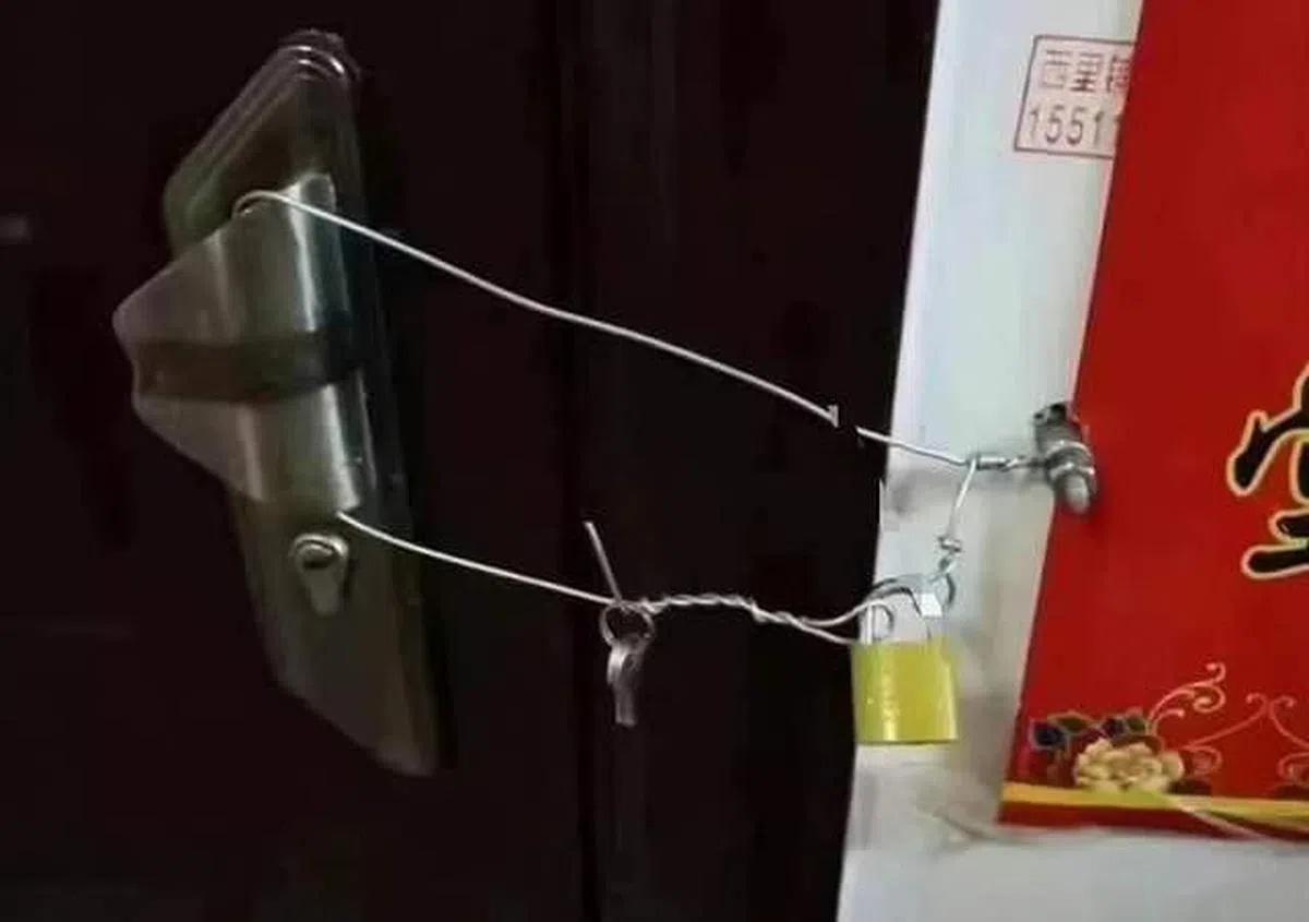 河北迁安要求居民上交钥匙、用铁丝锁门的做法被网民批评是“过度防疫”。（互联网）