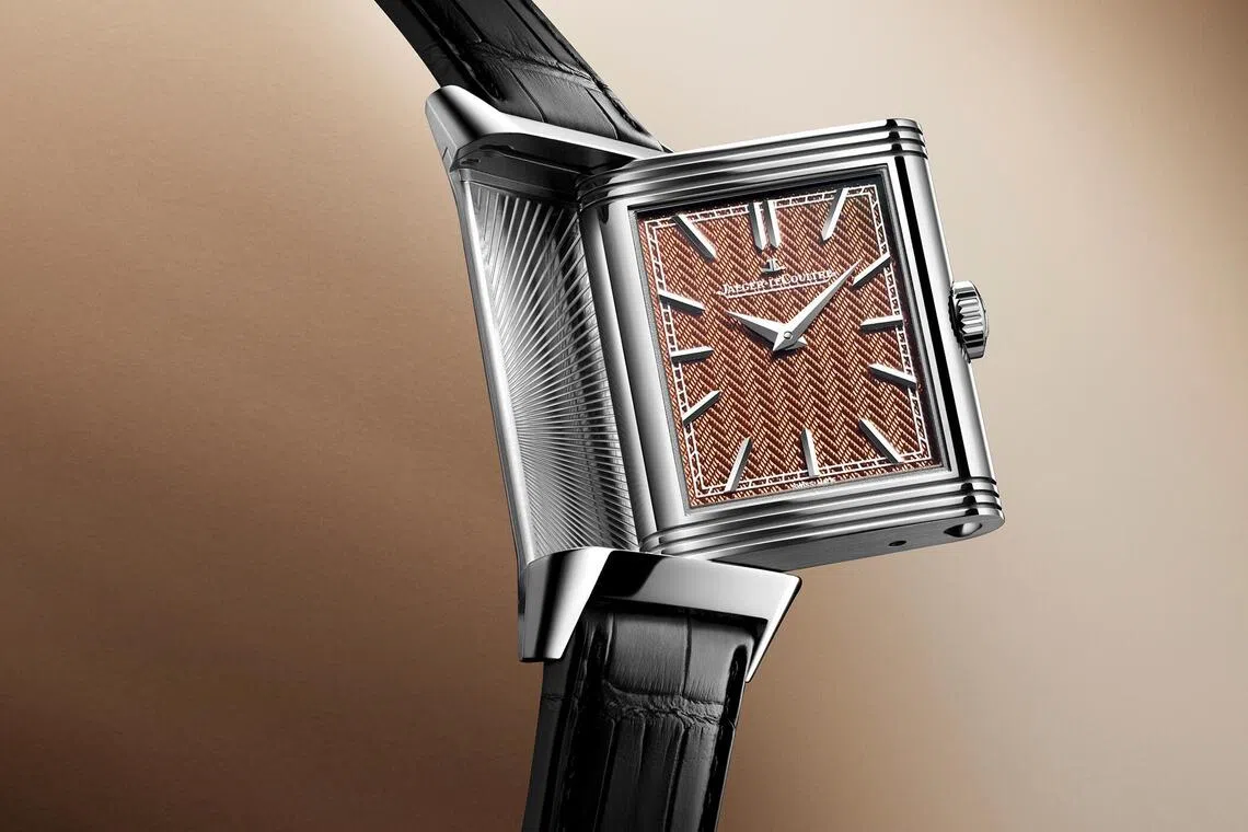 《立马图》表盘采用人字斜纹玑镂底纹，上覆半透明橙色珐琅。（积家提供）