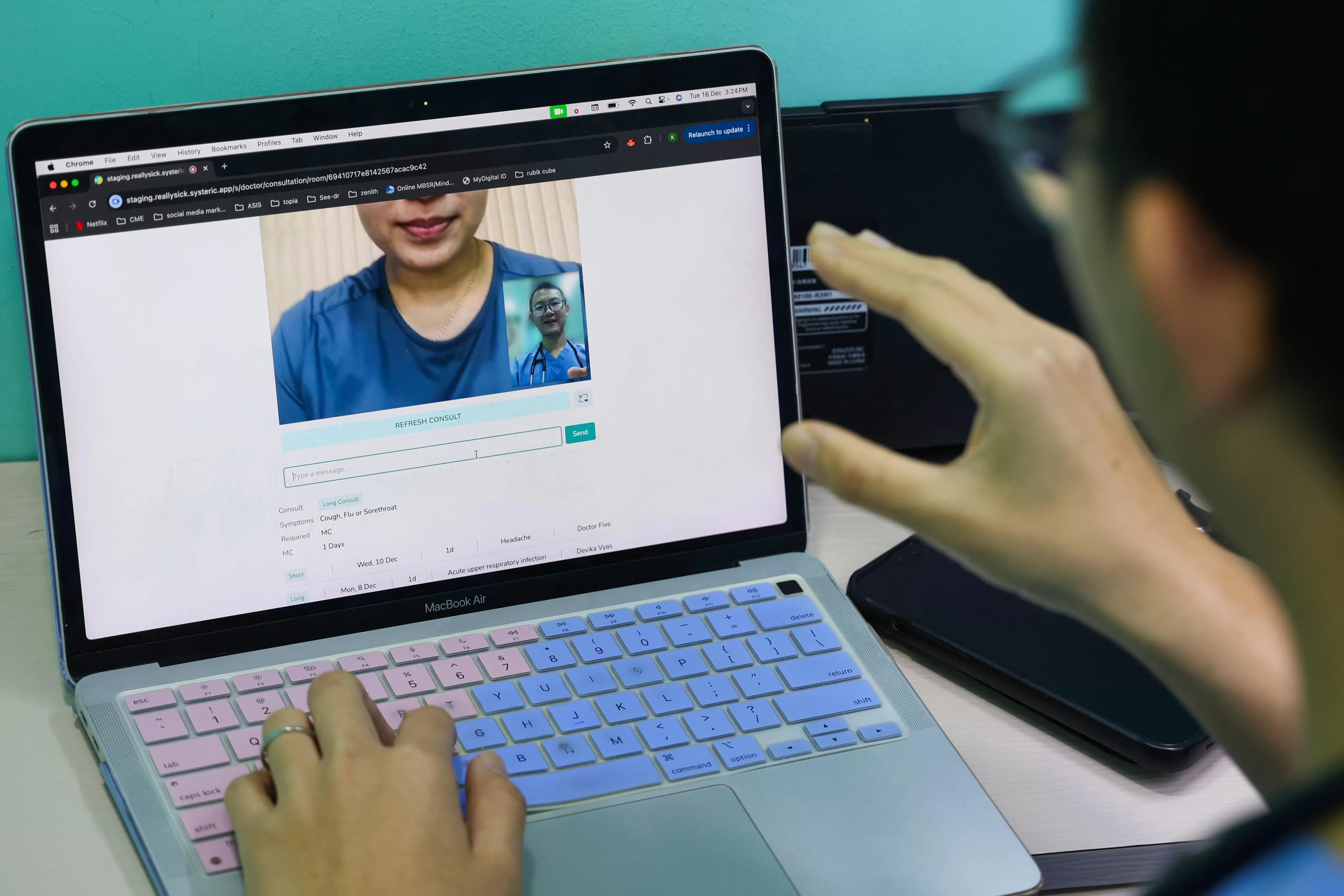 根据卫生部规定，虽然电话和短信沟通可能很方便，但通过实时视频问诊有助于医生做出更准确的评估和诊断。只有在医生或医疗服务提供者，指示病患使用电话或短信时，才可这样做。（林明顺摄）