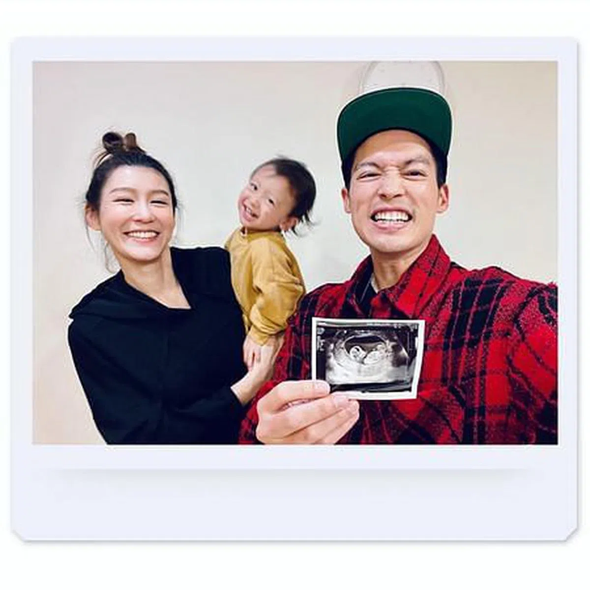 许孟哲元旦报喜，即将变成一家四口。（面簿）