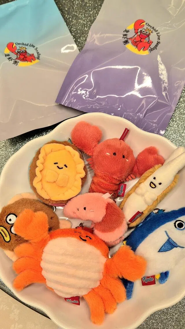 Orchid Live Seafoodr推出神秘包，根据顾客抽到的海鲜玩具，给予不同优惠。（陈爱薇摄）