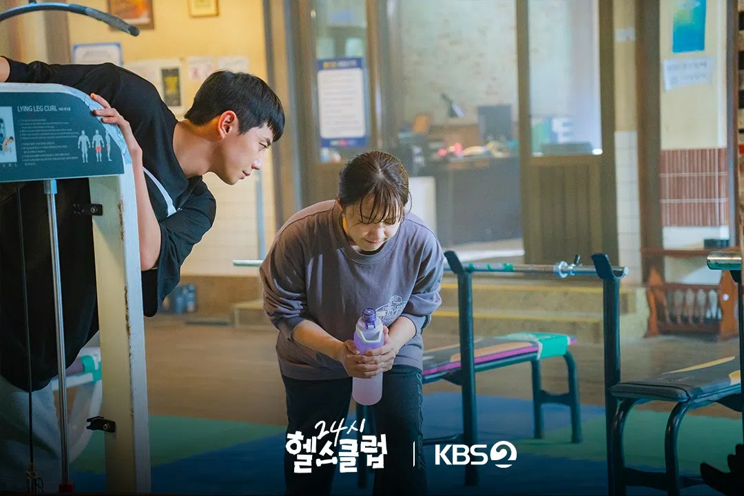 都贤仲（李濬荣饰，左）成为了李美兰（郑恩地饰）的健身教练。（取自KBS Drama脸书）
